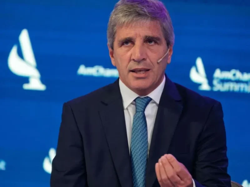 Luis Caputo habló del dólar en 2027 y lanzó una advertencia: “Nos preparamos como si fuera a pasar”