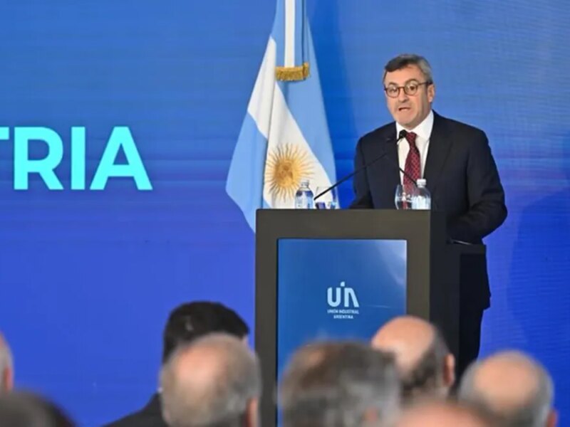 La UIA pidió «dejar atrás las agresiones» pero Luis Caputo volvió a descalificar a la industria nacional