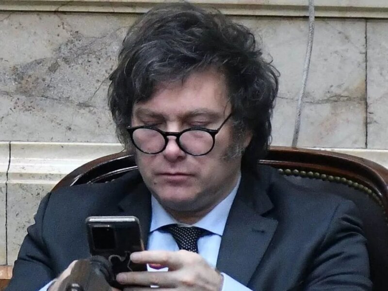 De los insultos a la validación: ahora el Gobierno de Javier Milei comparte encuestas de medios