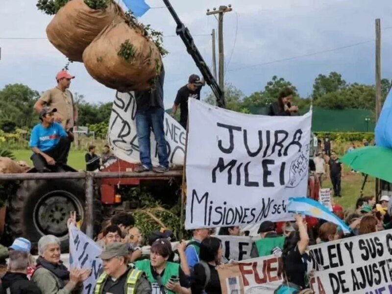 «Juira, Milei», así lo recibieron a Javier Milei en Misiones: repudio y tractorazo