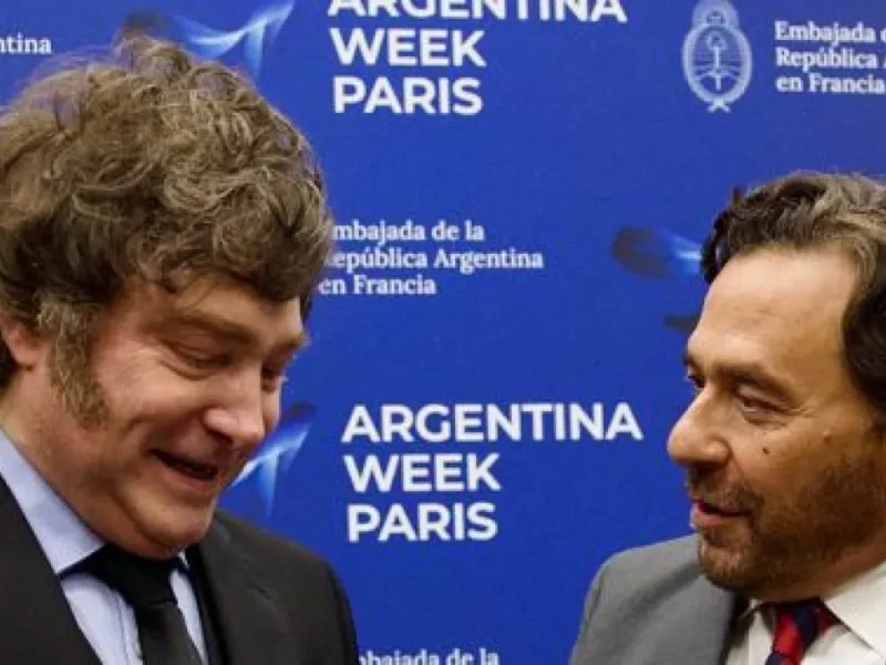 Gustavo Sáenz le presentó su libro a Milei en París: “Desde Salta tenemos mucho para aportar”