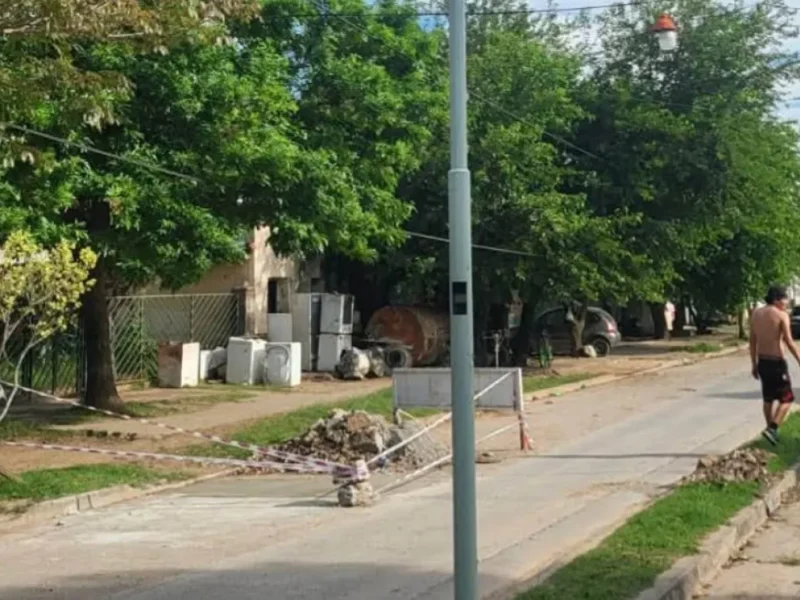 Metán avanza con mejoras en barrio Fátima: colocan nuevas columnas de alumbrado y reparan una calle