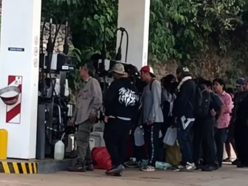 Aguas Blancas: bolivianos cruzan la frontera para comprar nafta