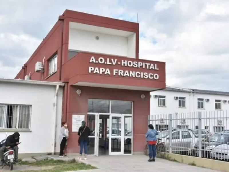 Violencia extrema en el hospital Papa Francisco: una mujer atacó a una médica y le fracturó la mandíbula